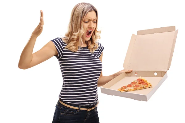 Mujer enojada mirando una caja de pizza — Foto de Stock
