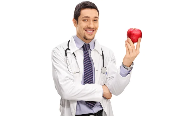 Dokter tersenyum memegang apel — Stok Foto