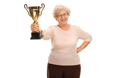 Bir Altın Kupa tutan yaşlı kadın