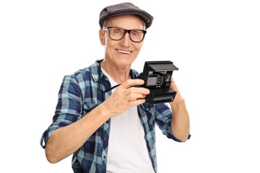Yaşlı yenilikçi bir polaroid fotoğraf makinesi holding