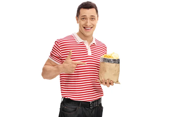 Ragazzo allegro in possesso di un sacchetto di patatine — Foto Stock