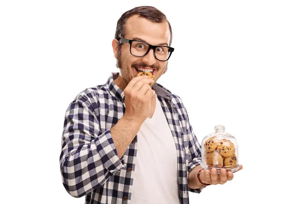 クッキーを食べて笑顔の男 — ストック写真