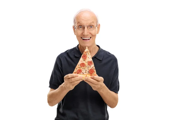 Veselý starší muž, který držel kus pizzy — Stock fotografie