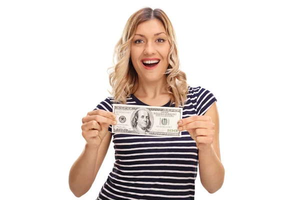 Mulher segurando uma nota de cem dólares — Fotografia de Stock