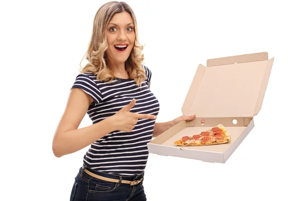 Mulher alegre segurando uma caixa de pizza — Fotografia de Stock