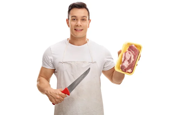 Carnicero sosteniendo un cuchillo y un filete — Foto de Stock