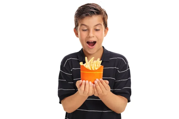 Nadšený kluk drží sáček hranolky — Stock fotografie