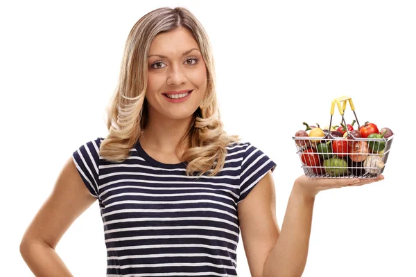 Vrouw met mand vol groenten en fruit — Stockfoto