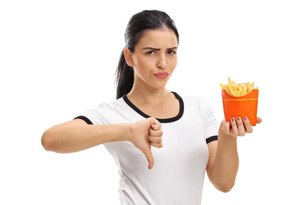 Vrouw die zak van friet en het geven van de duim naar beneden — Stockfoto
