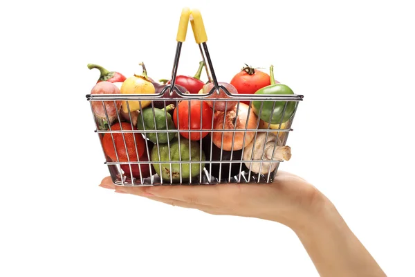 Mano sosteniendo una pequeña cesta de compras — Foto de Stock