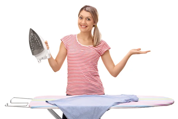 Mujer posando con tabla de planchar y plancha — Foto de Stock