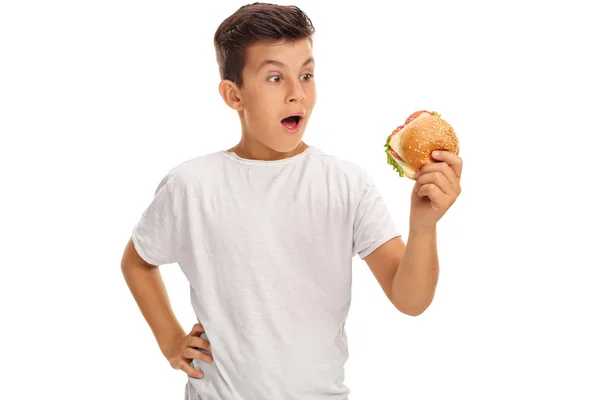 Kleiner Junge bewundert ein Sandwich — Stockfoto