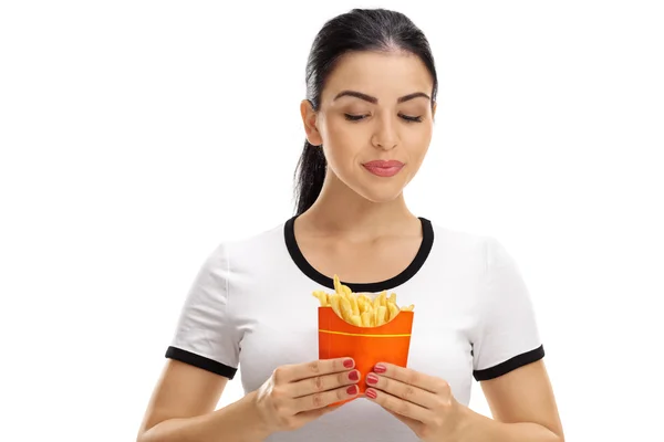 Mujer mirando una bolsa de papas fritas — Foto de Stock