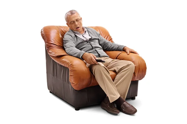 Kıdemli bir koltukta uyuyor — Stok fotoğraf