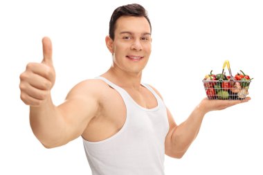 Adam küçük bir alışveriş sepeti tutan ve el hareketi