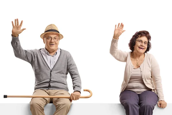Uomo Donna Anziani Seduti Cartello Bianco Salutando Fotocamera Isolata Sfondo — Foto Stock