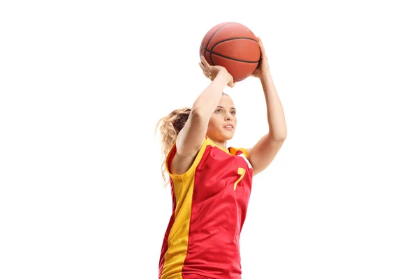 Женщина Баскетболистка Бросает Мяч Белом Фоне — стоковое фото