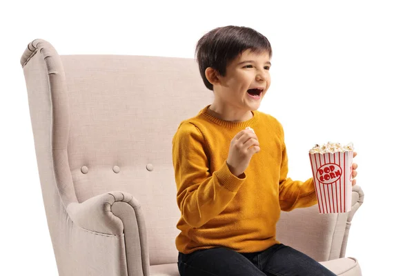 Kind Sitzt Einem Sessel Mit Popcorn Und Lacht Isoliert Auf — Stockfoto