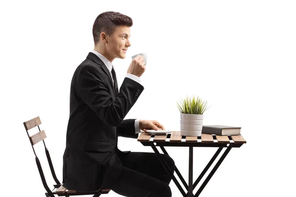 Joven Hombre Negocios Traje Sentado Bebiendo Café Aislado Sobre Fondo —  Fotos de Stock