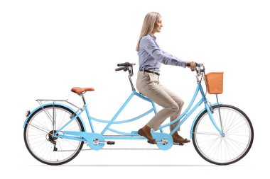 Beyaz arka planda izole edilmiş bisiklet süren resmi kıyafetli genç bir kadın.