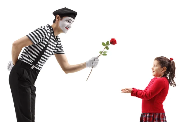 Mimo Dando Una Rosa Roja Una Niña Aislada Sobre Fondo —  Fotos de Stock