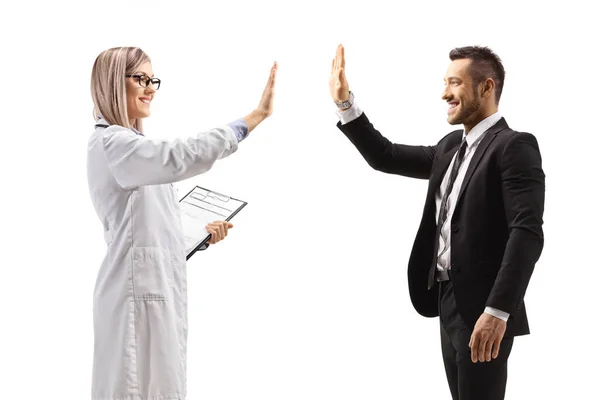 Ärztin Macht High Five Geste Mit Einem Auf Weißem Hintergrund — Stockfoto