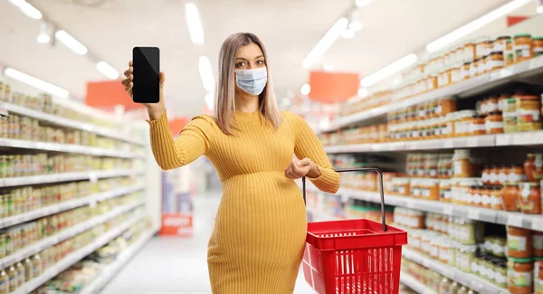 Zwangere Vrouw Met Een Gezichtsmasker Een Supermarkt Met Een Winkelmandje — Stockfoto