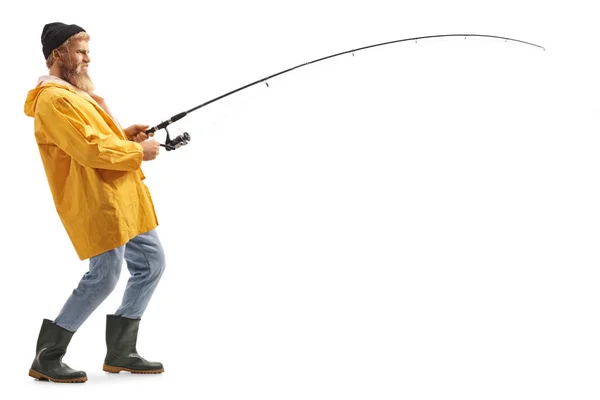 一个留着胡子的年轻渔夫用白色背景隔离的钓竿钓到的鱼 照片全长拍摄 — 图库照片