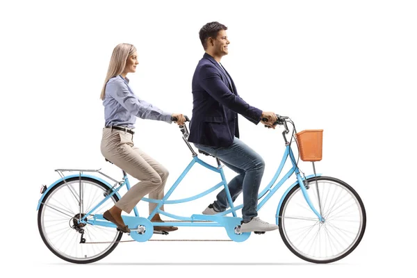 男人和女人骑着一辆连骑自行车 隔离在白色的背景下 — 图库照片