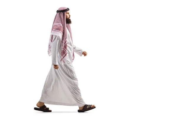 Full Längd Profil Skott Arabisk Man Traditionell Thobe Promenader Isolerad — Stockfoto