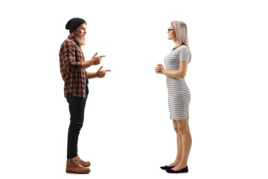 Sakallı genç bir adamın beyaz bir arka planda izole edilmiş genç bir sarışınla konuşurken tam boy profil çekimi.
