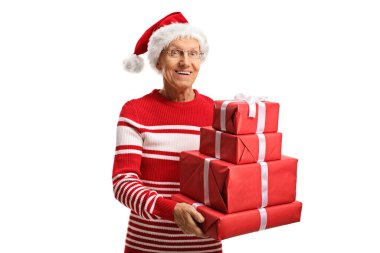 Mutlu yaşlı adam Noel Baba şapkası takıyor ve elinde beyaz arka planda izole edilmiş hediyeler tutuyor.
