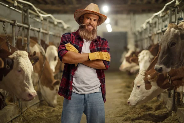 Fermier Barbu Avec Chapeau Gants Posant Les Bras Croisés Intérieur — Photo