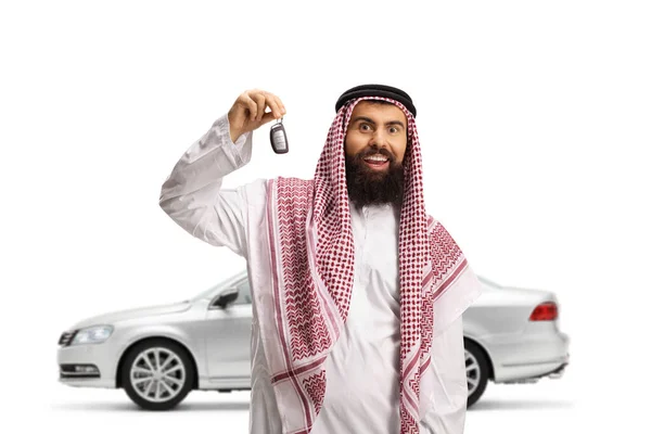 Щасливий Арабський Чоловік Ключами Від Машини Позує Перед Срібним Автомобілем — стокове фото