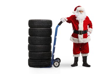 Beyaz arka planda izole edilmiş el arabası lastikli bir Noel Baba oto tamircisinin tam boy portresi.