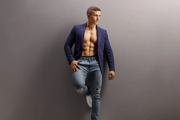 Modello Maschile Abito Smanicato Con Jeans Strappati Appoggiati Una Parete — Foto Stock