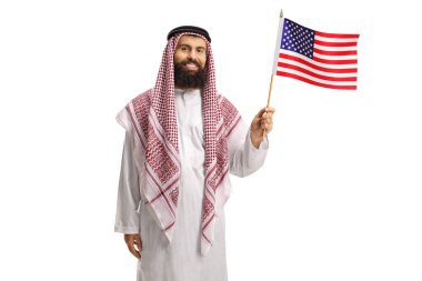 Beyaz arka planda izole edilmiş bir Amerikan bayrağı sallayan mutlu bir Arap adam.