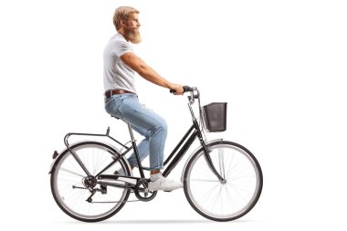 Beyaz arka planda izole edilmiş bir bisiklete binen sakallı bir adamın tam boy profil fotoğrafı.