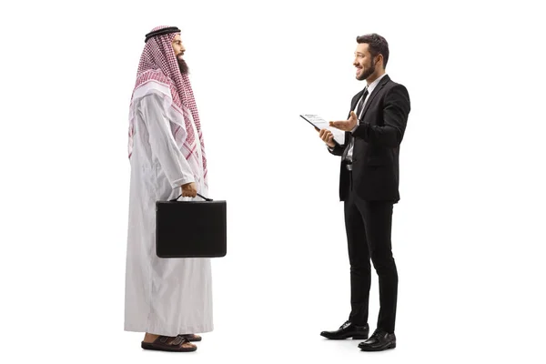 Pełna Długość Zdjęcia Biznesmena Rozmawiającego Arabem Odizolowanym Białym Tle — Zdjęcie stockowe