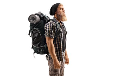 Sırt çantalı ve yürüyüş ekipmanlı genç sakallı adam beyaz arka planda izole edilmiş.