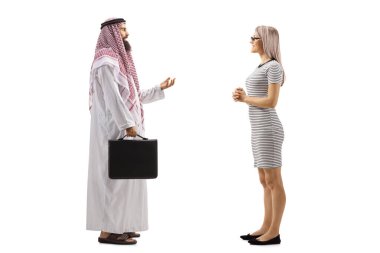 Arap bir iş adamının beyaz arka planda izole edilmiş sarışın bir kadınla el kol hareketi yapıp konuşurken tam boy profil fotoğrafı.