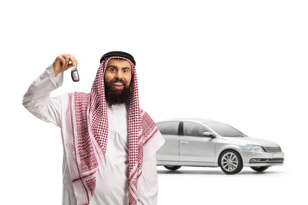 Арабський Чоловік Срібним Автомобілем Показує Ключі Від Машини Ізольовані Білому — стокове фото