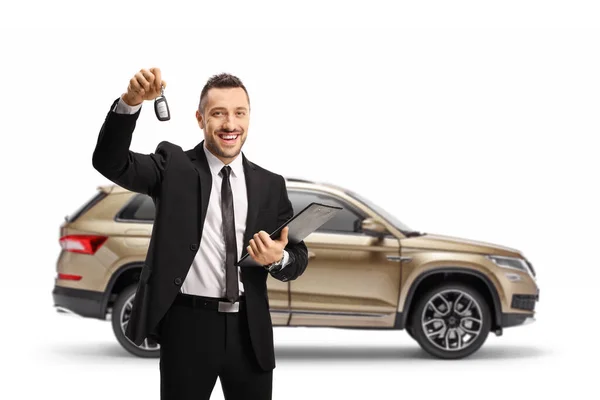 Автомобільний Продавець Показує Ключі Від Позашляховиків Тримає Планшет Ізольований Білому — стокове фото
