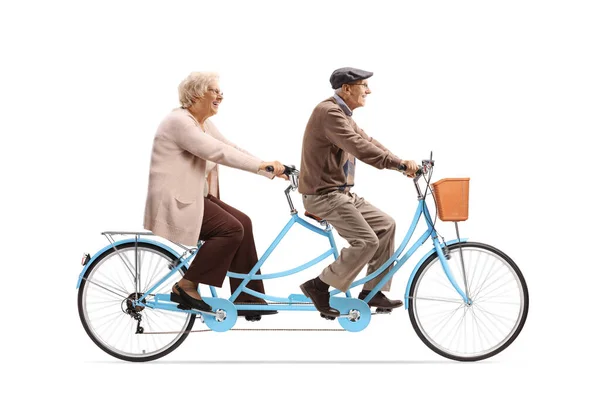 Ηλικιωμένοι Άνδρες Και Γυναίκες Ιππασία Ένα Μπλε Ποδήλατο Δίδυμο Απομονωμένο — Φωτογραφία Αρχείου