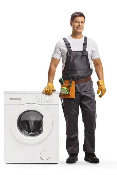 Full Length Portret Van Een Reparateur Naast Een Wasmachine Geïsoleerd — Stockfoto