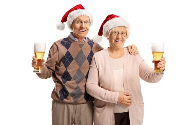 Noel Baba şapkalı yaşlı adam ve kadın beyaz arka planda izole edilmiş bira bardaklarıyla kadeh kaldırıyorlar.