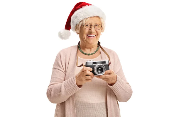 Idosa Senhora Vestindo Chapéu Papai Noel Segurando Uma Câmera Vintage — Fotografia de Stock