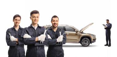 Beyaz arka planda bir SUV ile otomobil tamircisi ekibi izole edildi.