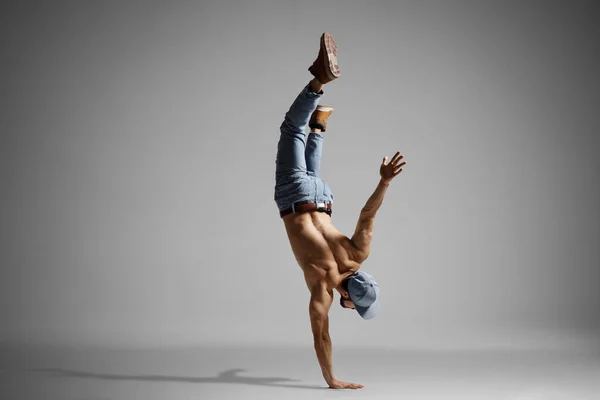 Oben Ohne Muskulöser Mann Jeans Beim Handstand Auf Grauem Hintergrund — Stockfoto