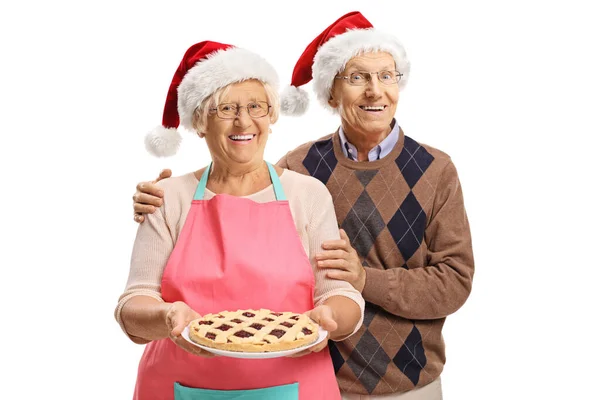 Casal Idosos Com Uma Torta Natal Recém Assada Usando Chapéus — Fotografia de Stock